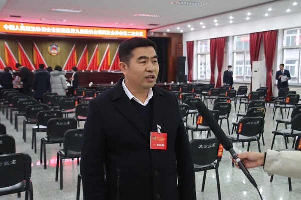 抚顺县政协委员，东体运动木制地板厂总经理王连君先生出席抚顺县政协九届二次会议并接受会议记者独家专访。